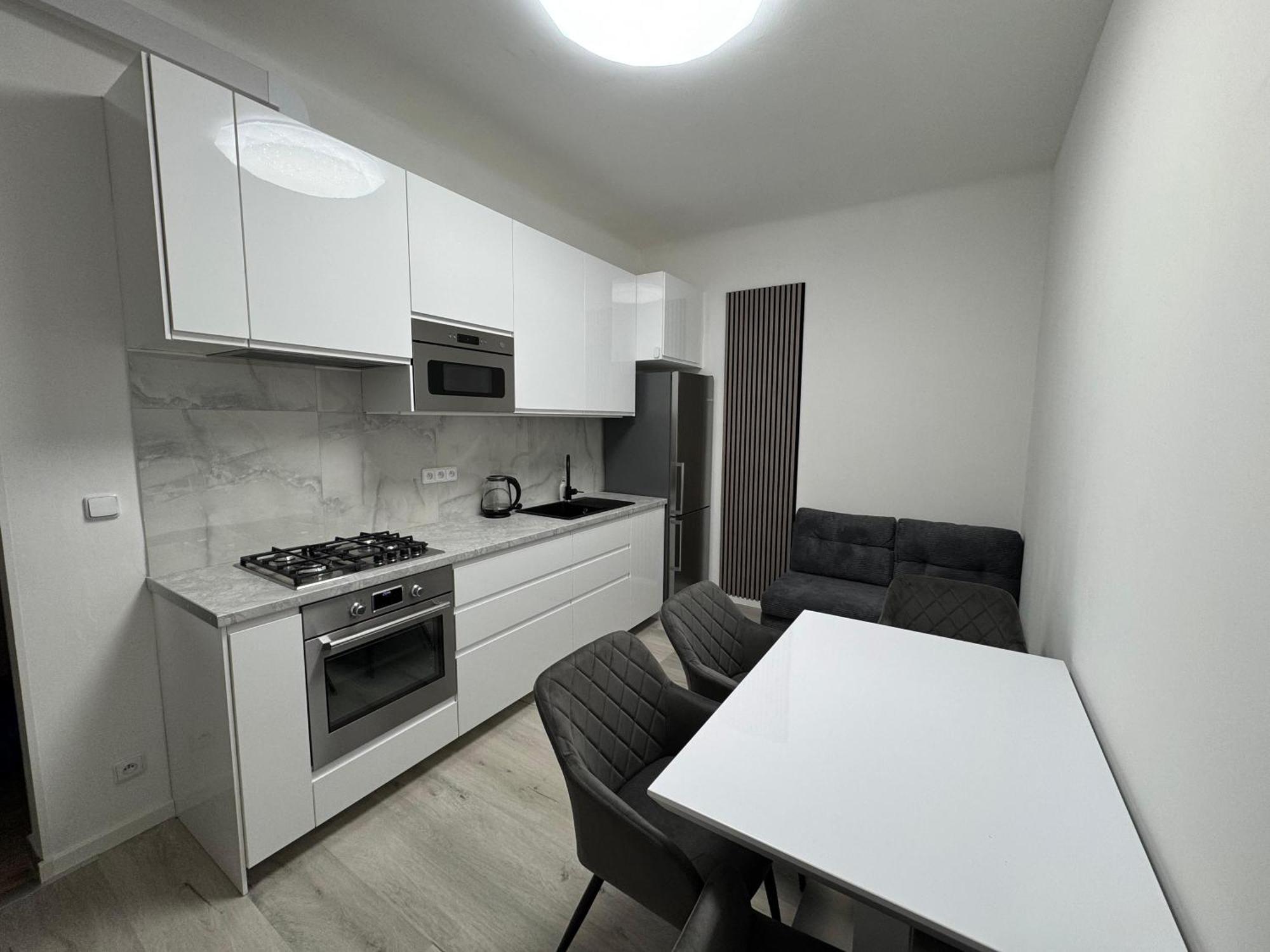 Modern, Comfortable Near The Metro Apartment